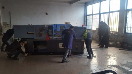 2018年7月9日通遼工廠(chǎng)機(jī)械設(shè)備安裝現(xiàn)場(chǎng)紀(jì)實(shí) 安全、高效的專(zhuān)業(yè)搬運(yùn)與吊裝服務(wù)